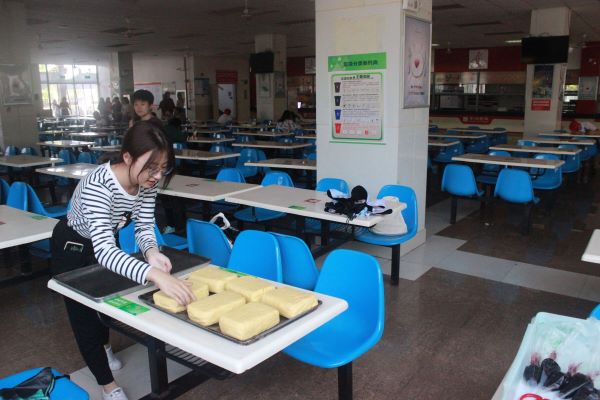 同学在分发个小组同学的饼干基底