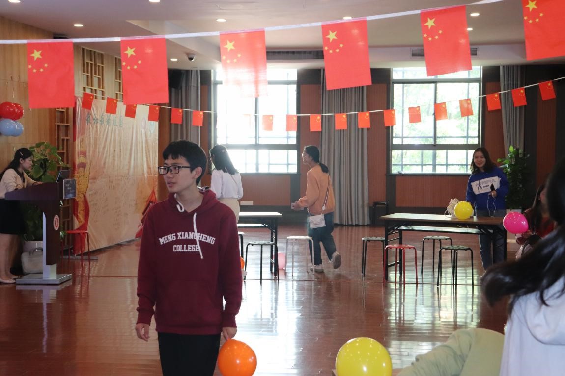 图一  同学们一起布置活动场地