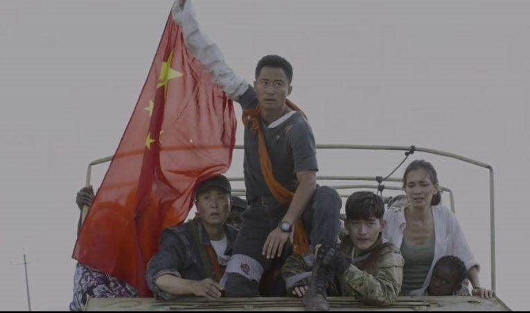 图七 同学们认真观赏战狼2