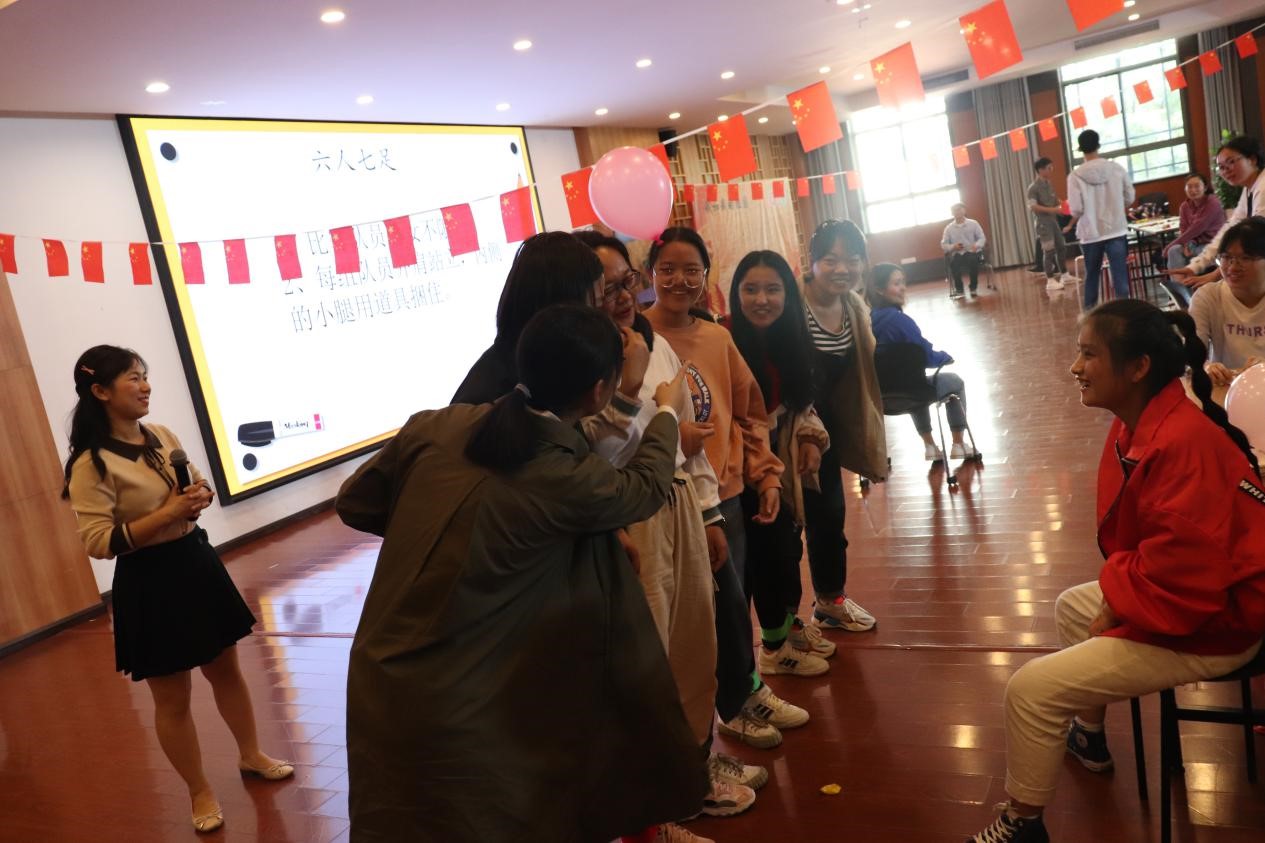 图九  同学们一起探讨游戏方法