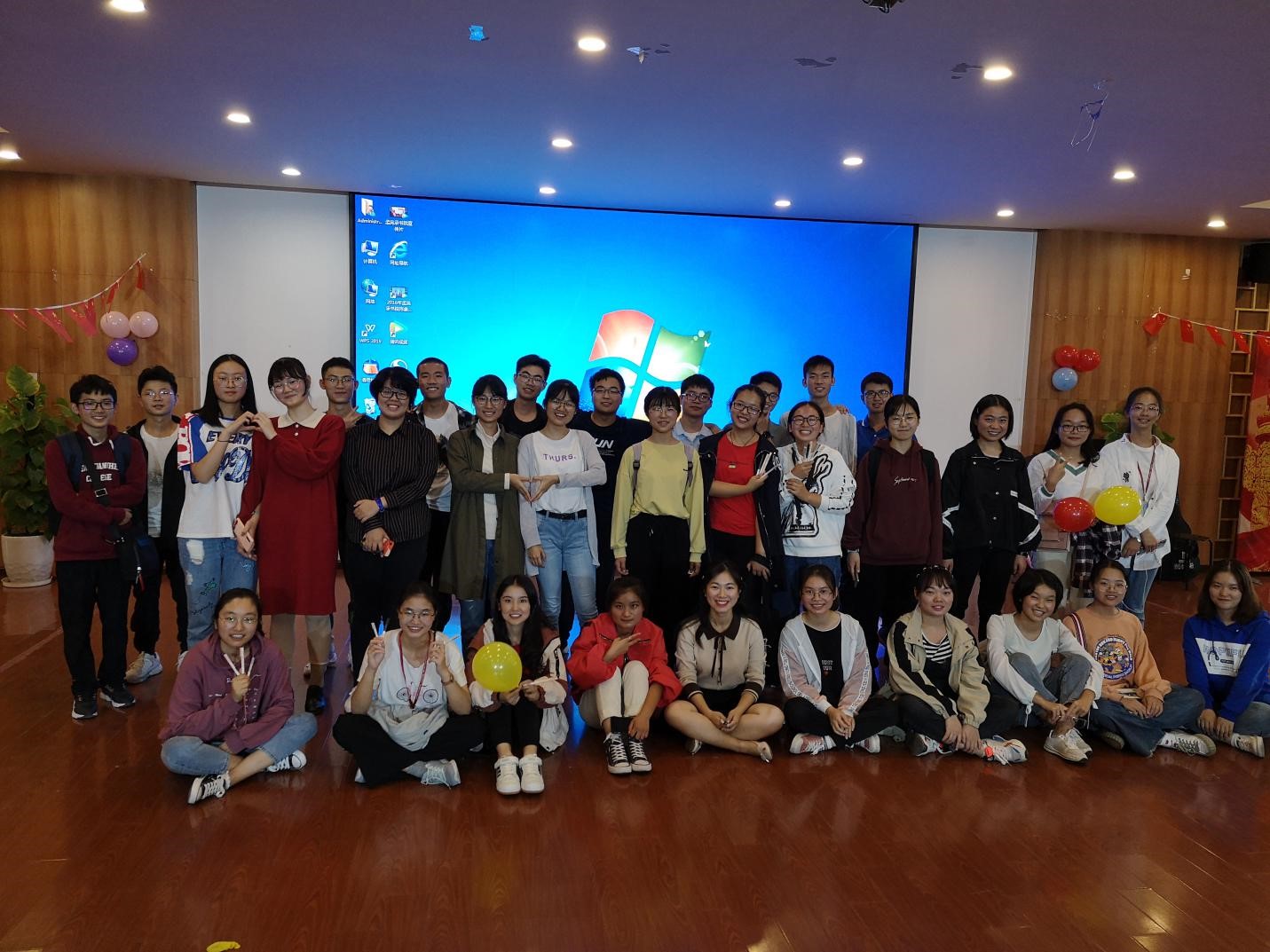 图十  同学们一起拍全家福为祖国庆生
