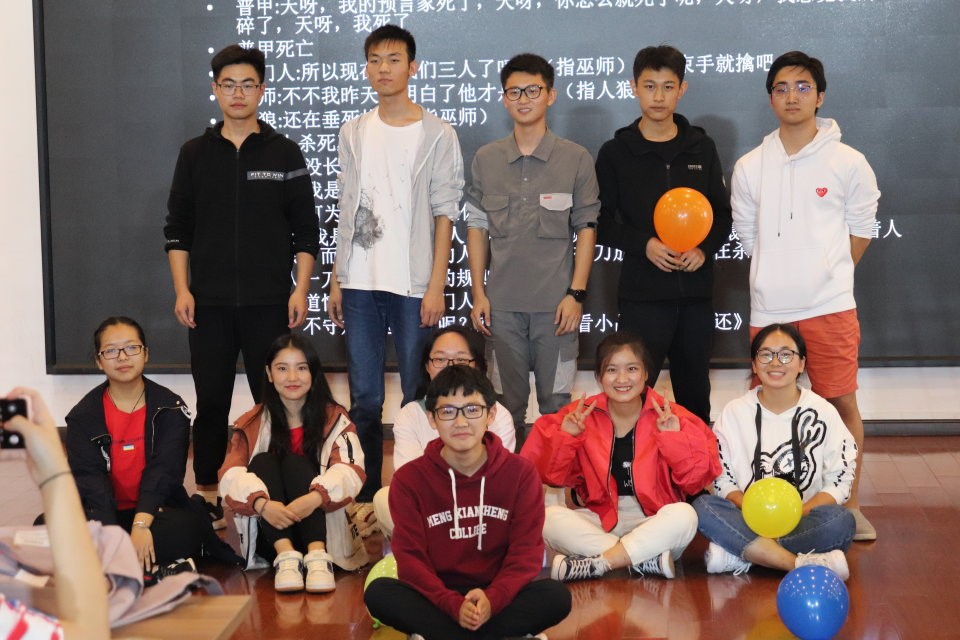 图四  演员们合影并表达祝福