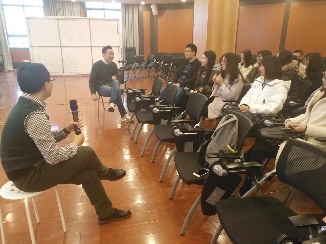 两位老师与大家交流