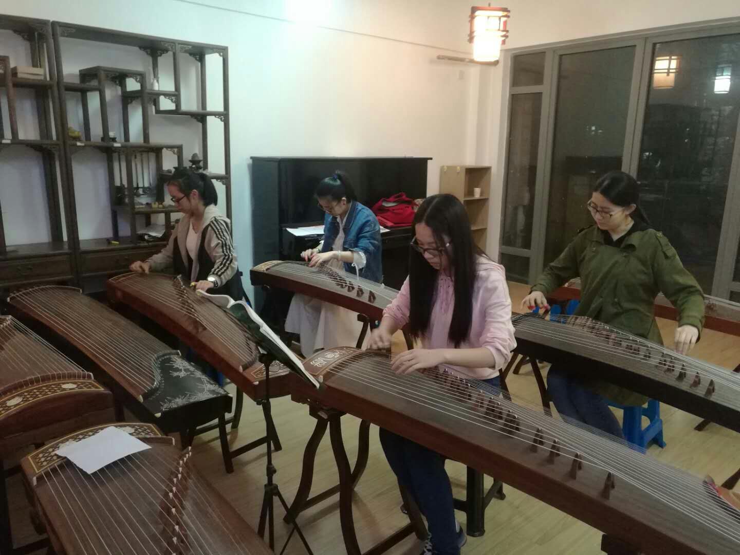 图二 认真练习的社员们