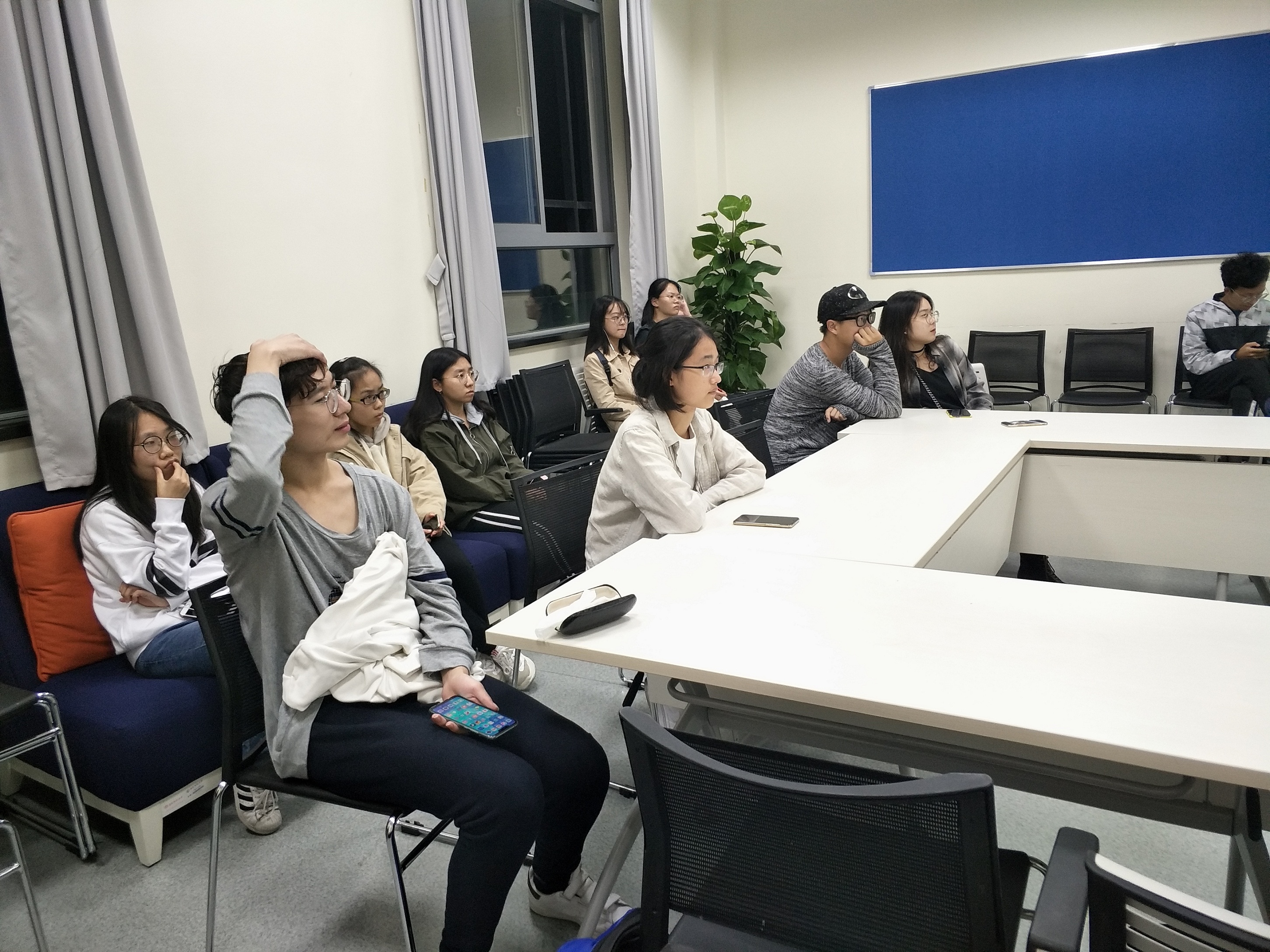 同学们认真听社长教导