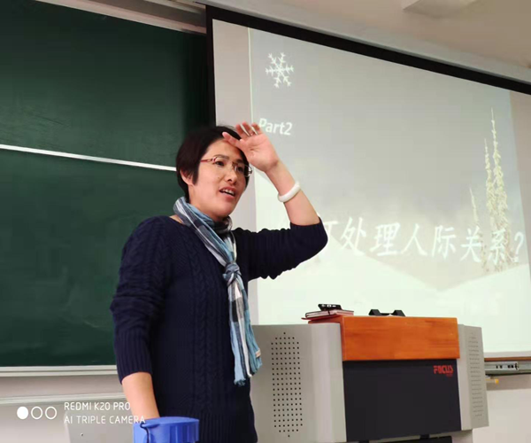 在最后，叶老师告诫大家，不要用“有色眼镜”去看待贫穷，人与人之间应相互尊重                                                    
