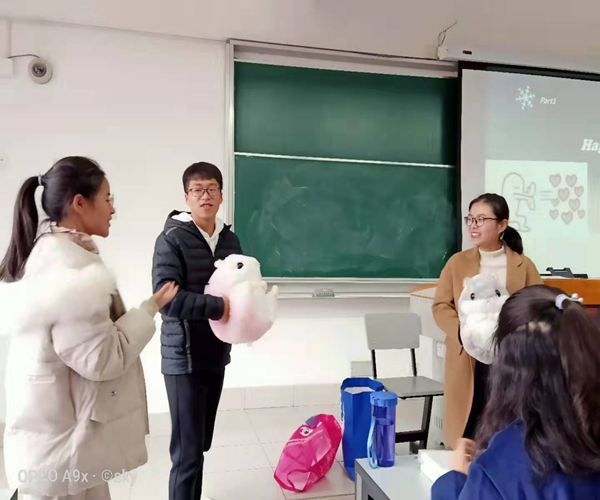 思想政治教育专业的同学们为张斌同学和周雨涵同学送上生日祝福