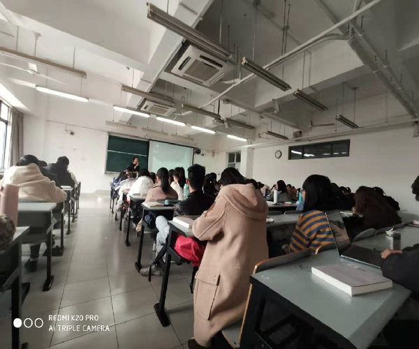 同学们专注地聆听来自长辈的建议