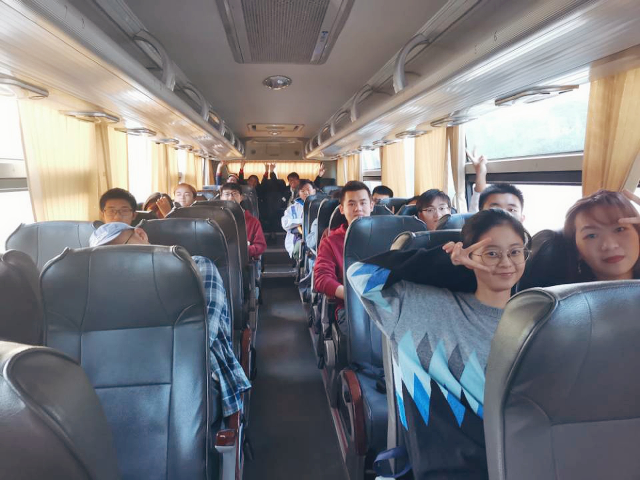 图一  大家集合后坐上车