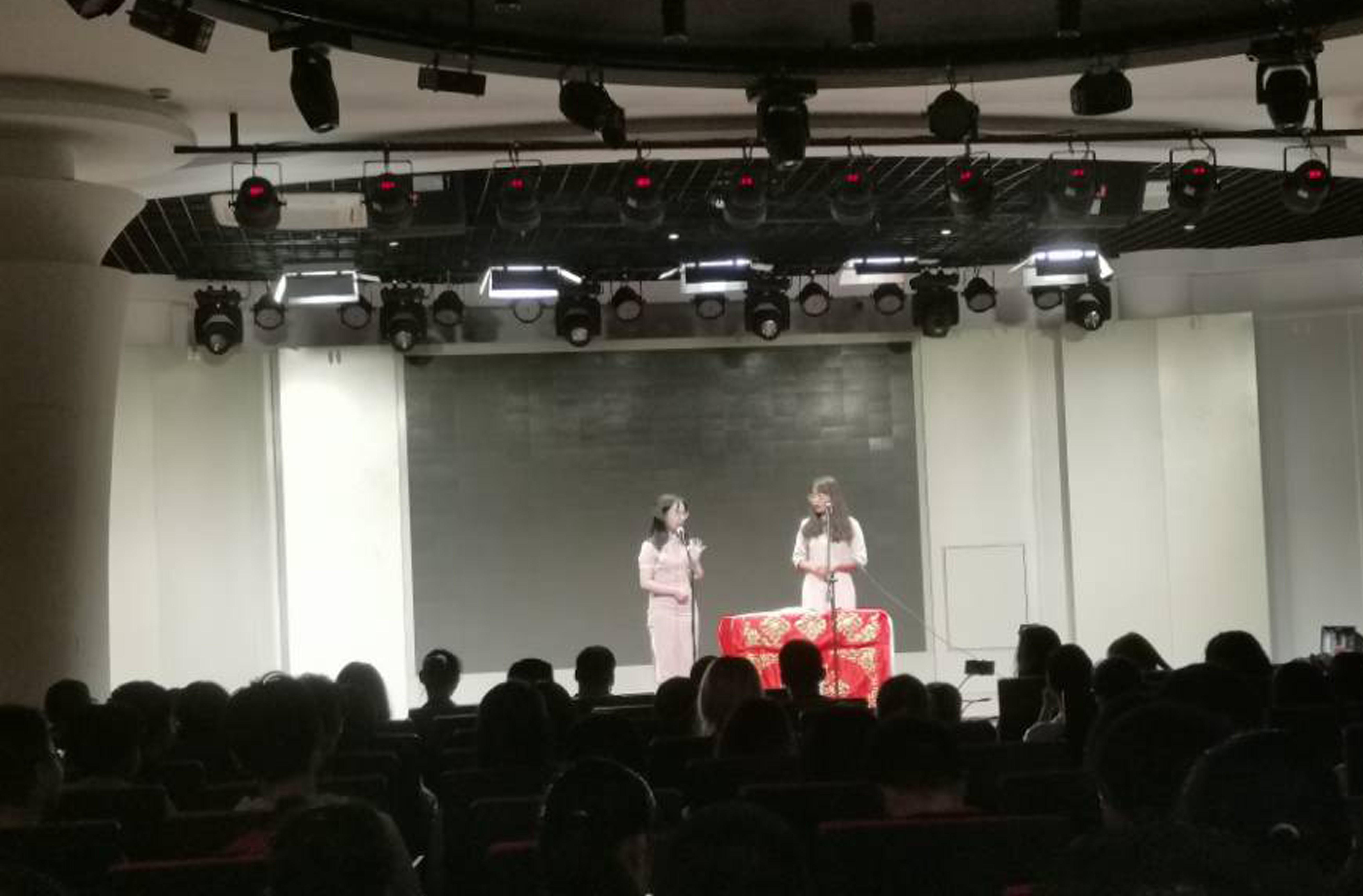 图三  两位女演员进行表演