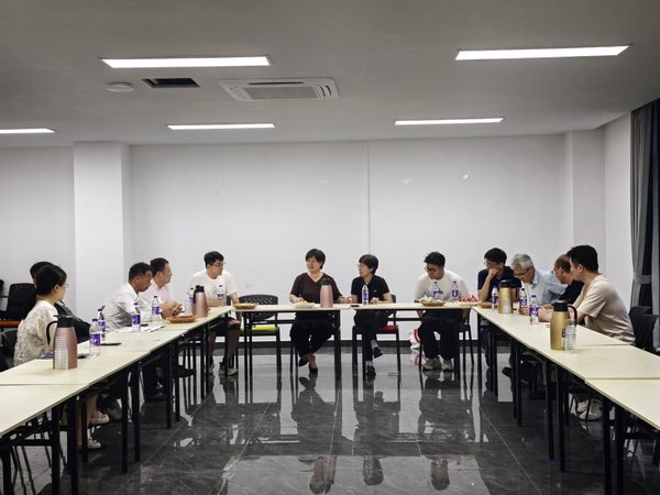 6圆桌会谈教师组.jpg