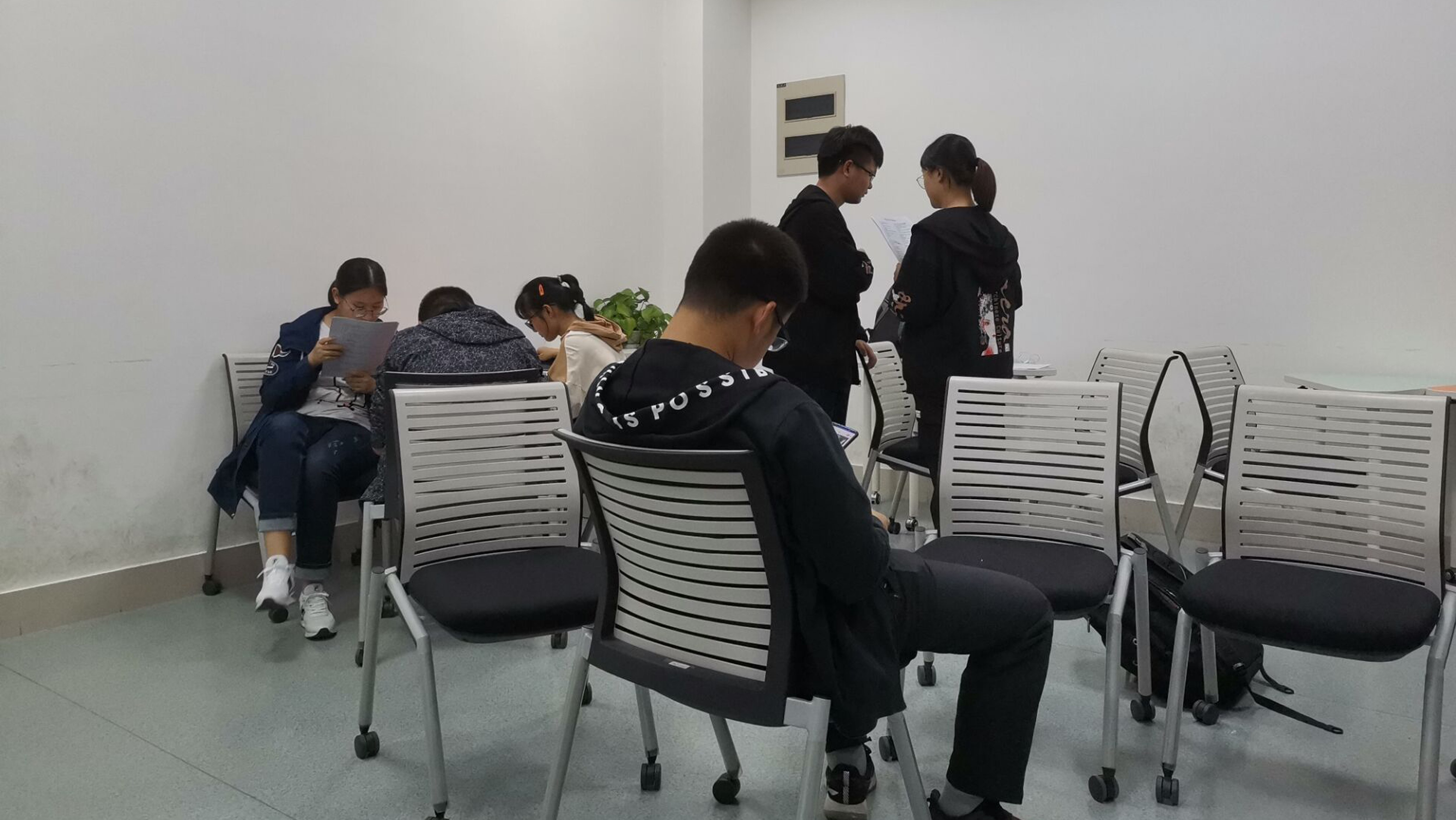 大家积极排练