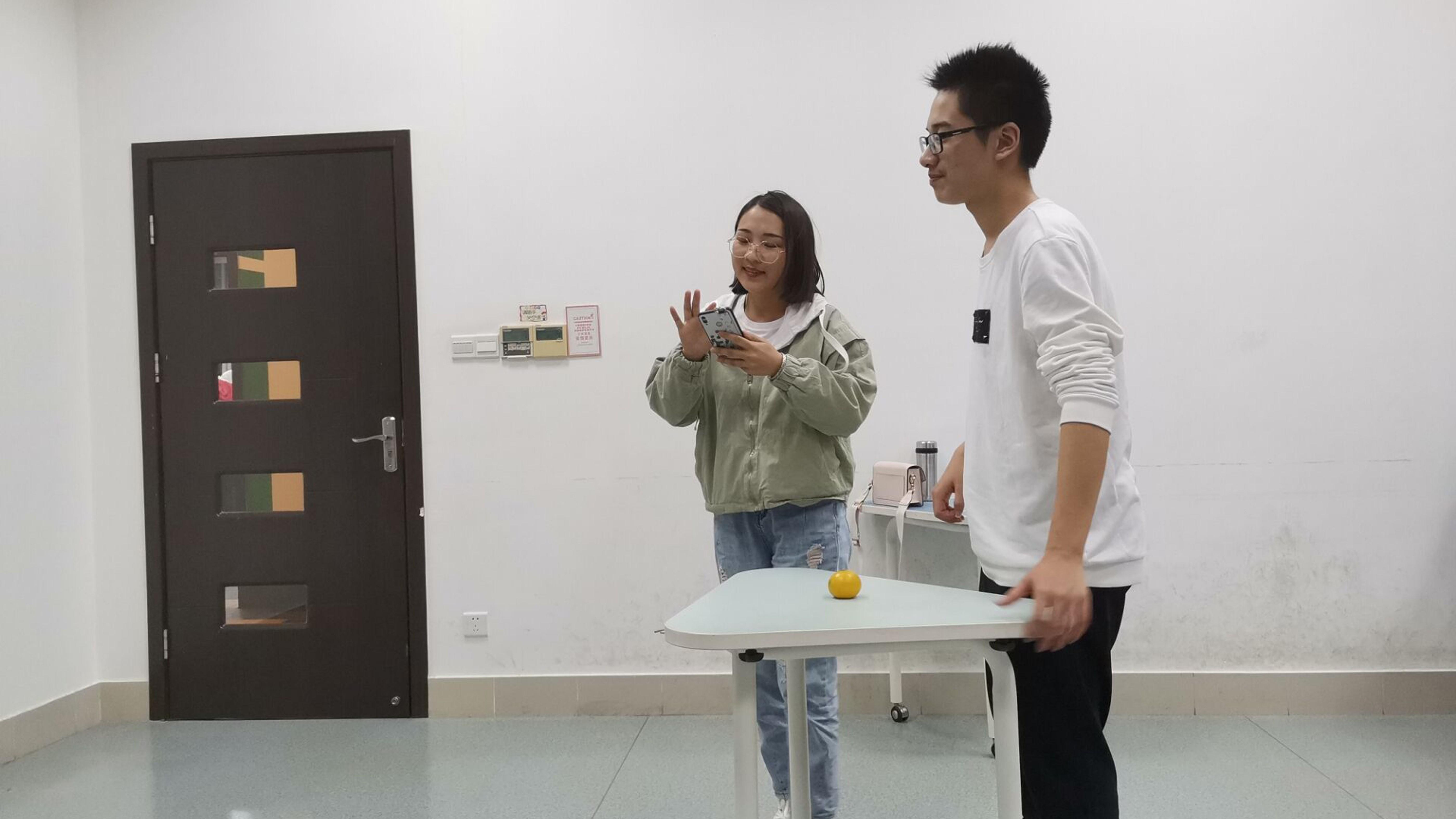 孟永琪、陈思丝进行示范表演
