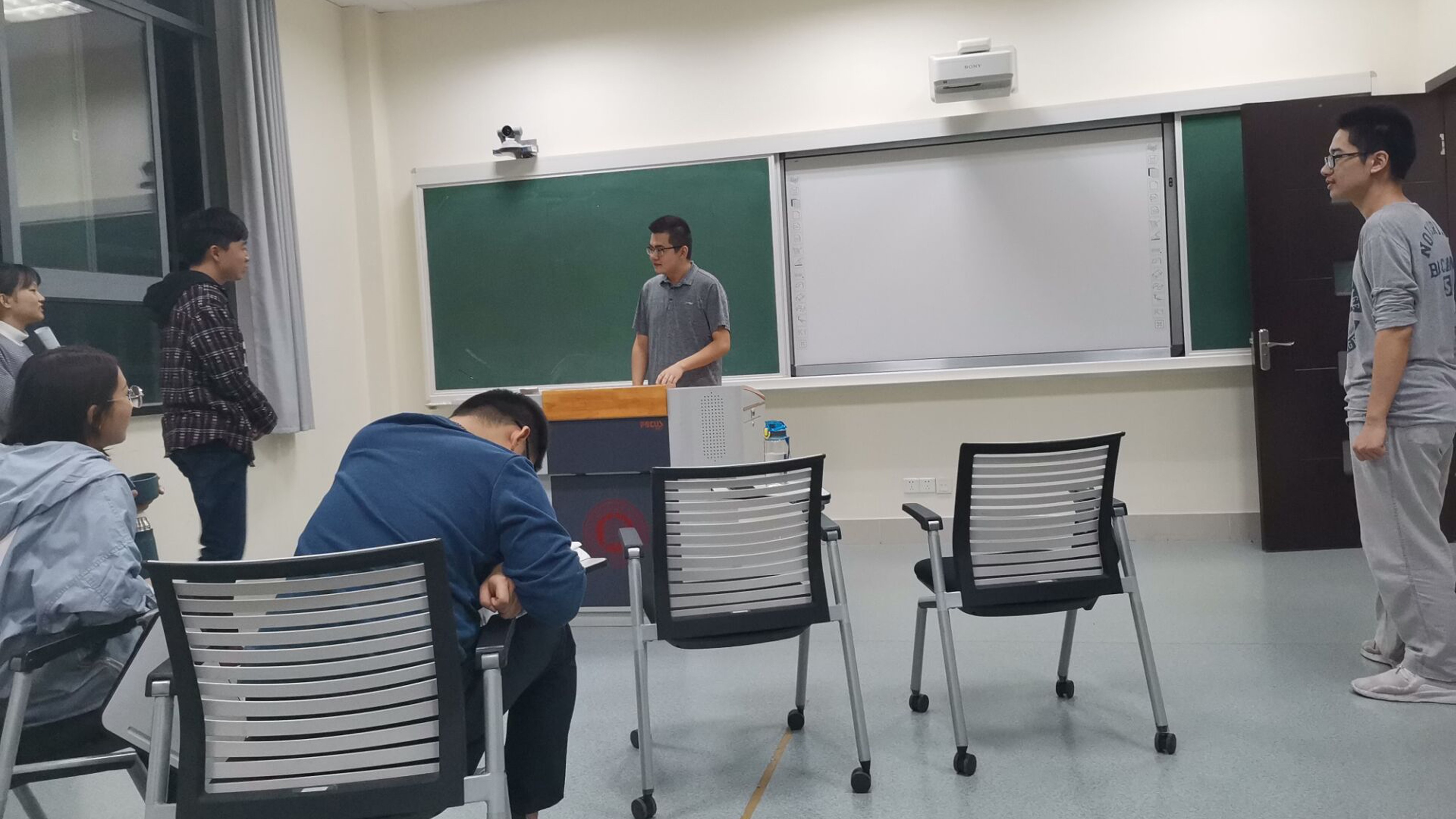 顾逍、孟永琪进行示范